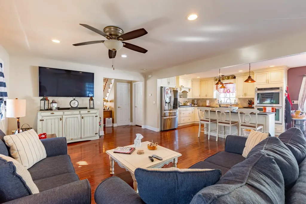 66 E Saltaire Road Lindenhurst NY 11757