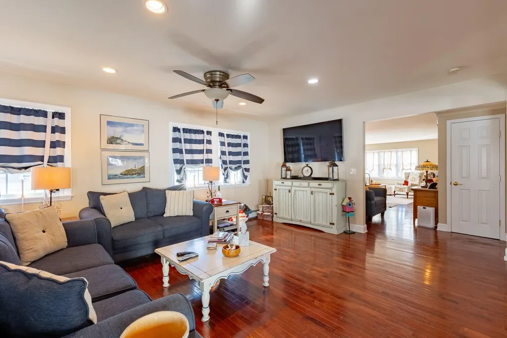 66 E Saltaire Road Lindenhurst NY 11757