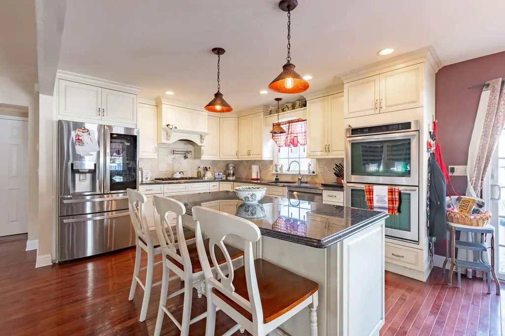 66 E Saltaire Road Lindenhurst NY 11757