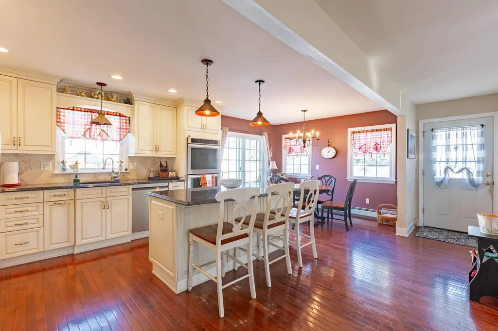 66 E Saltaire Road Lindenhurst NY 11757