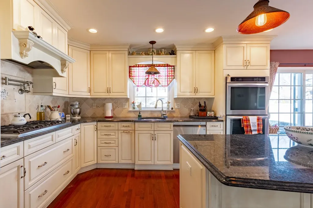 66 E Saltaire Road Lindenhurst NY 11757