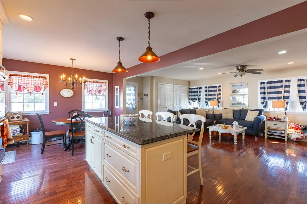 66 E Saltaire Road Lindenhurst NY 11757