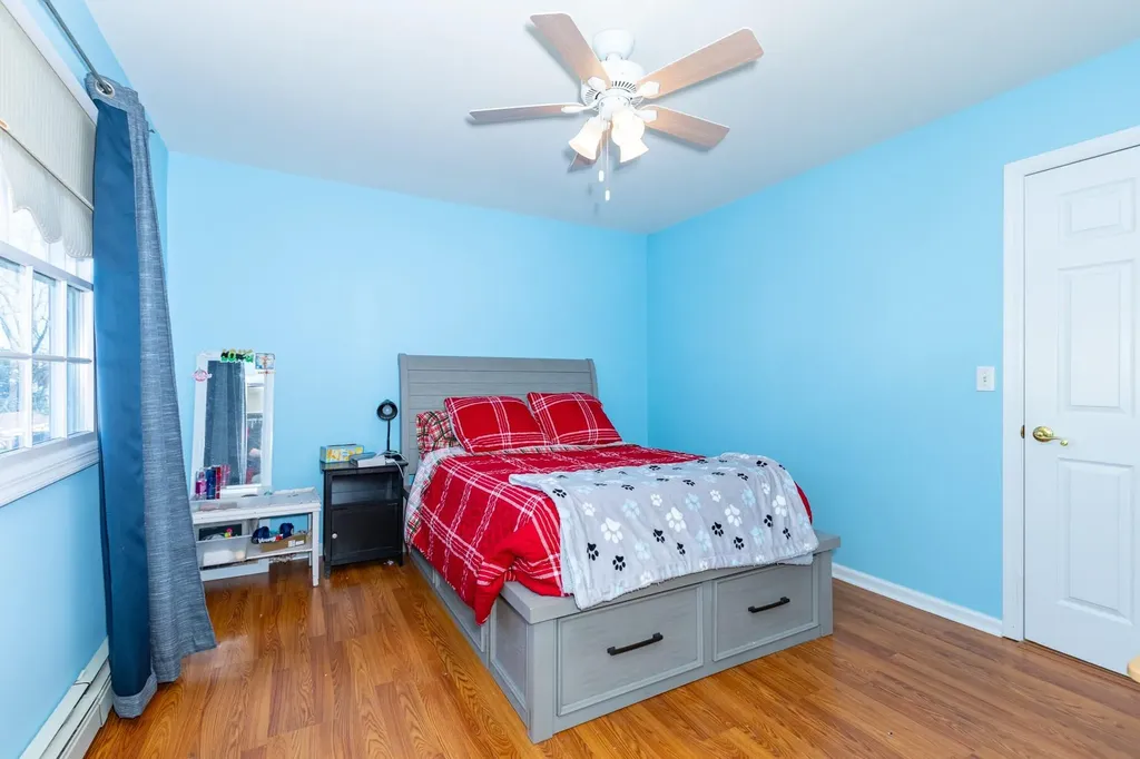 66 E Saltaire Road Lindenhurst NY 11757