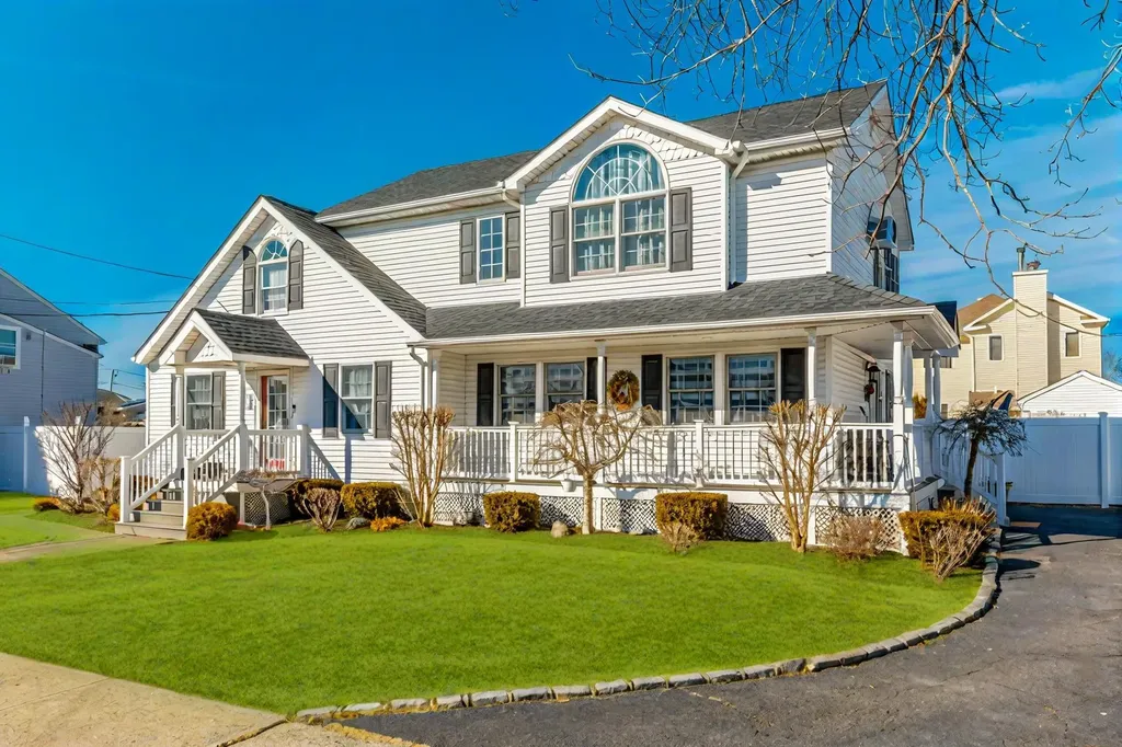 66 E Saltaire Road Lindenhurst NY 11757