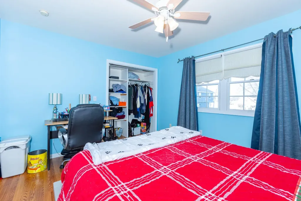 66 E Saltaire Road Lindenhurst NY 11757