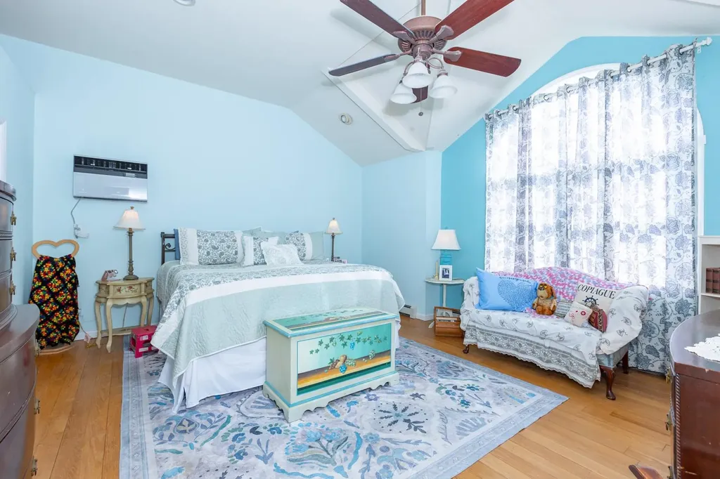 66 E Saltaire Road Lindenhurst NY 11757
