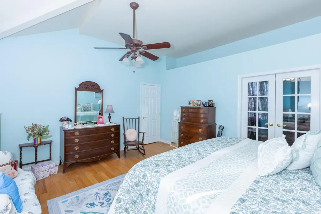 66 E Saltaire Road Lindenhurst NY 11757