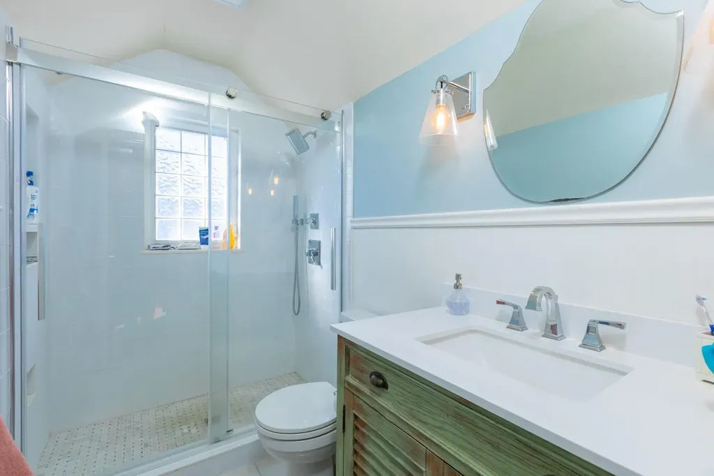 66 E Saltaire Road Lindenhurst NY 11757