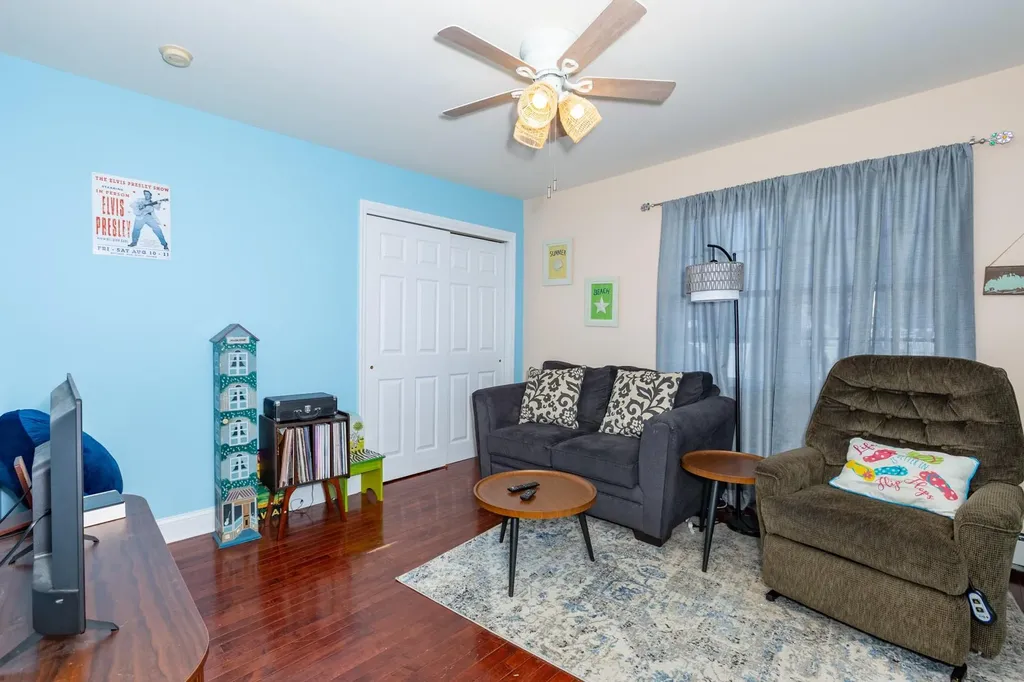 66 E Saltaire Road Lindenhurst NY 11757