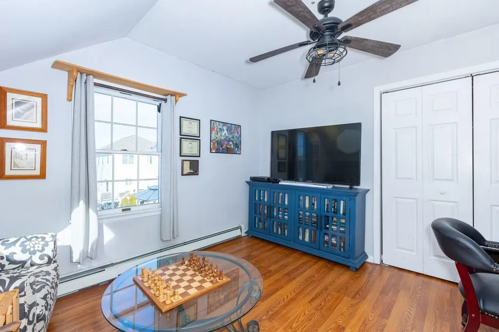 66 E Saltaire Road Lindenhurst NY 11757
