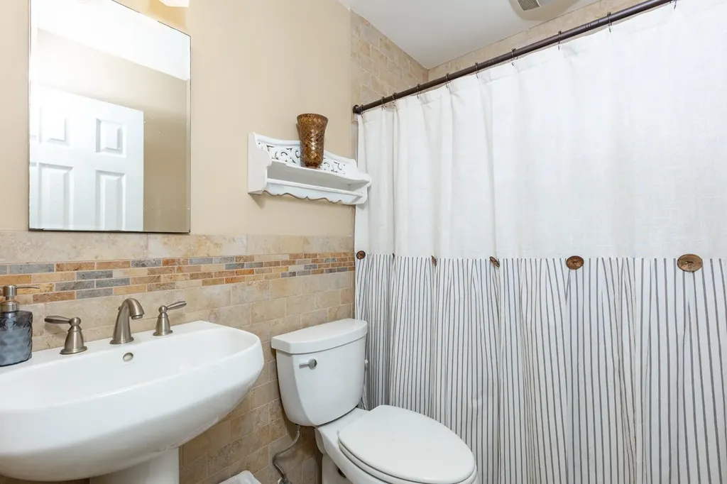 66 E Saltaire Road Lindenhurst NY 11757