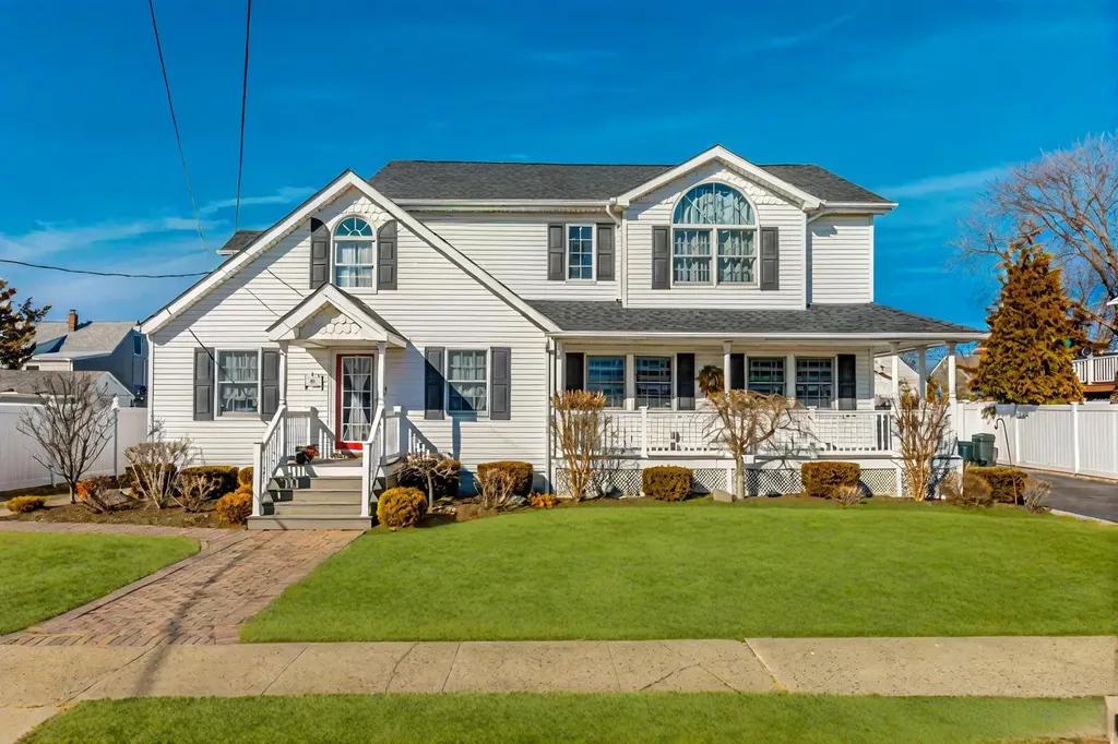 66 E Saltaire Road Lindenhurst NY 11757