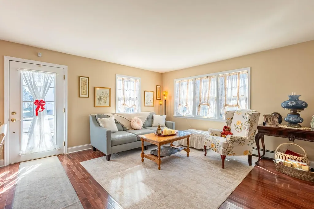 66 E Saltaire Road Lindenhurst NY 11757