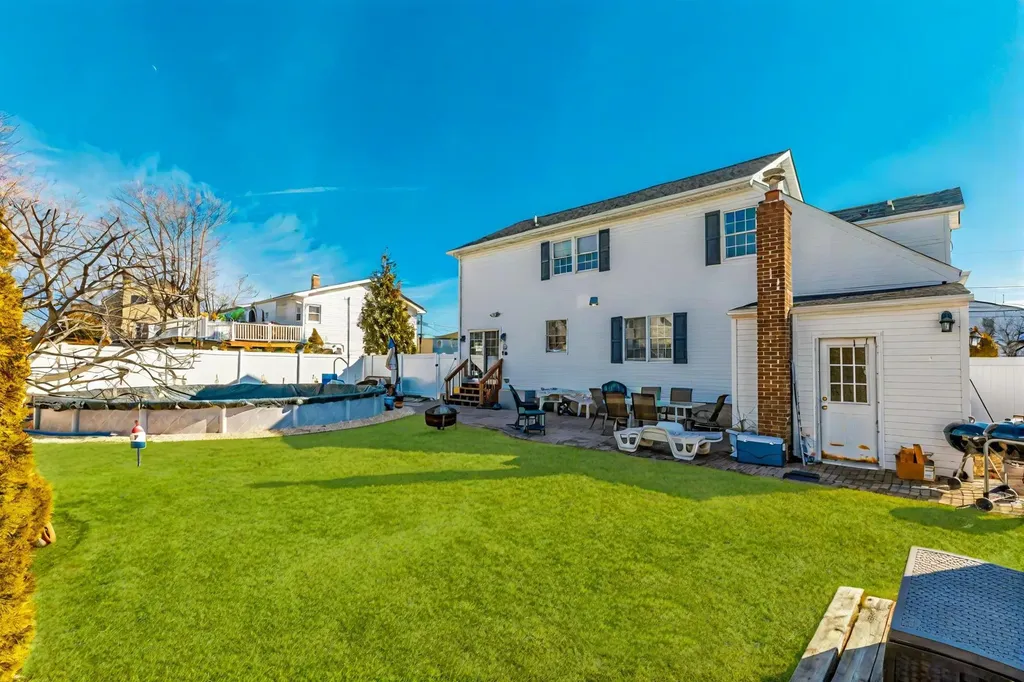 66 E Saltaire Road Lindenhurst NY 11757