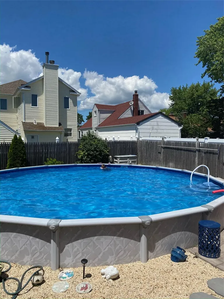 66 E Saltaire Road Lindenhurst NY 11757