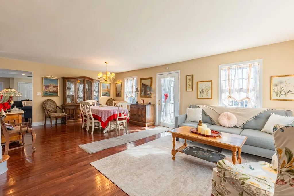 66 E Saltaire Road Lindenhurst NY 11757