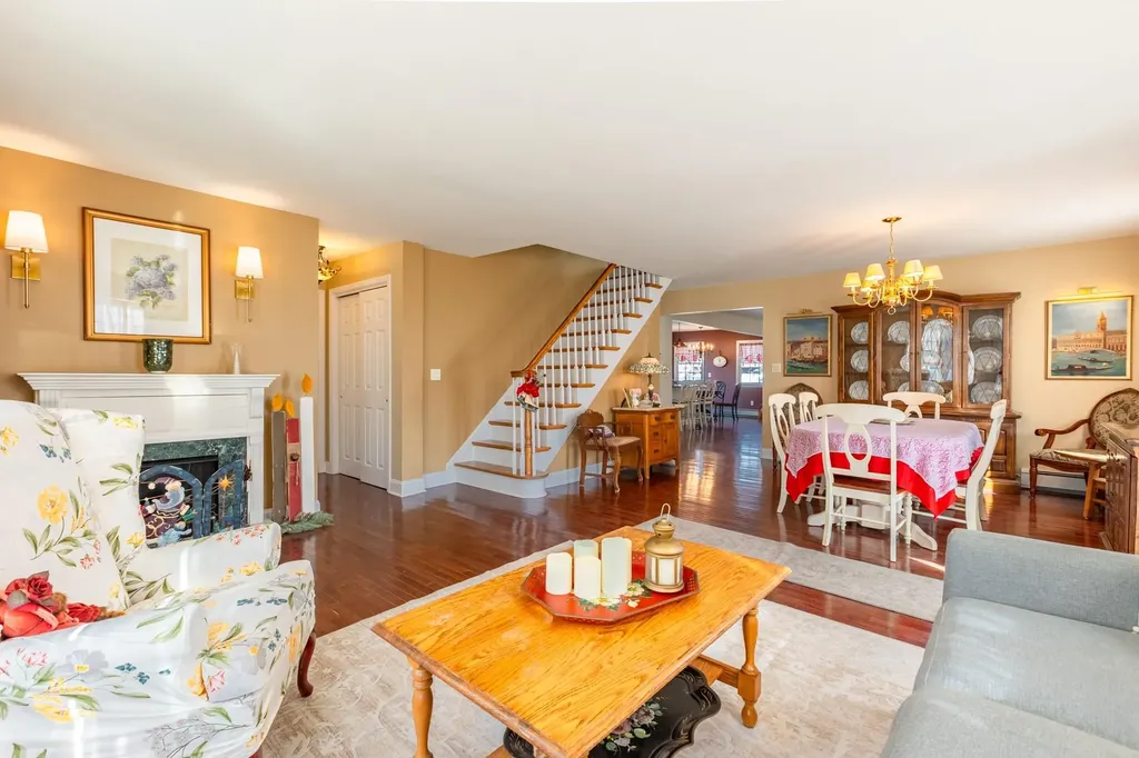 66 E Saltaire Road Lindenhurst NY 11757