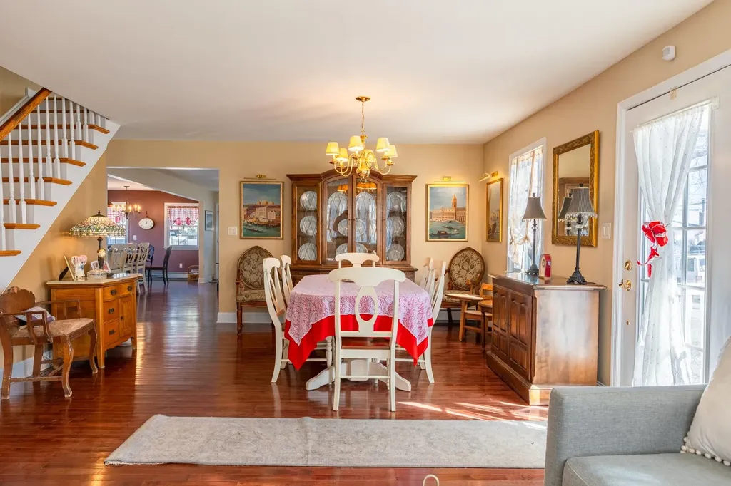 66 E Saltaire Road Lindenhurst NY 11757