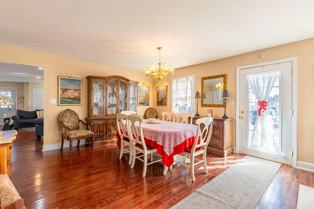 66 E Saltaire Road Lindenhurst NY 11757