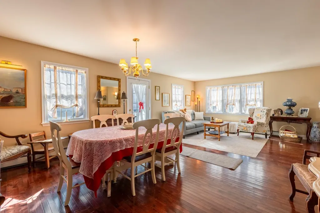 66 E Saltaire Road Lindenhurst NY 11757