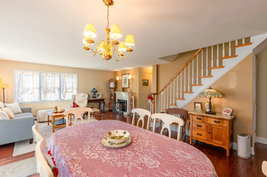 66 E Saltaire Road Lindenhurst NY 11757