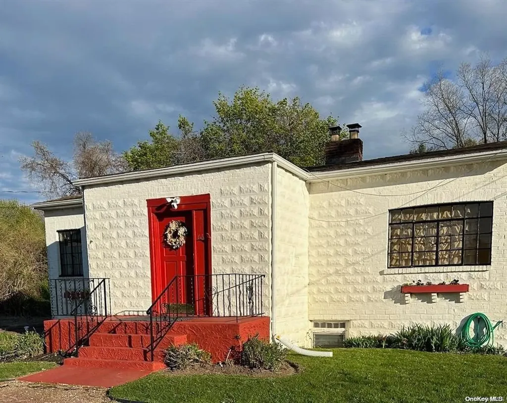 66 Gordon Avenue West Babylon NY 11704