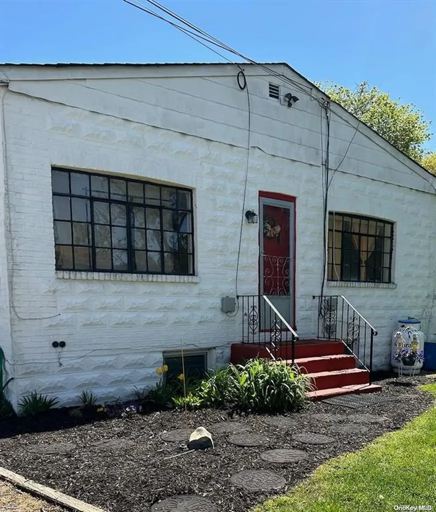 66 Gordon Avenue West Babylon NY 11704