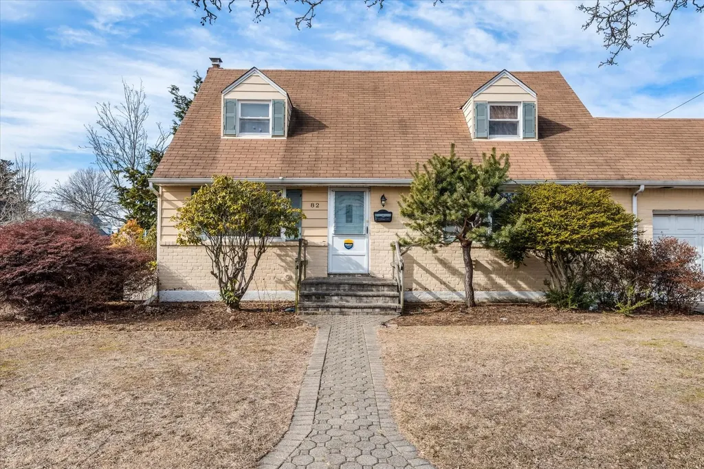 82 Manor Street Plainview NY 11803