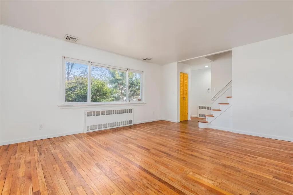 82 Manor Street Plainview NY 11803