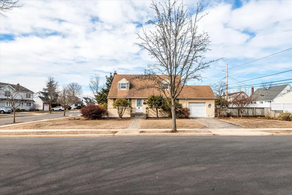 82 Manor Street Plainview NY 11803