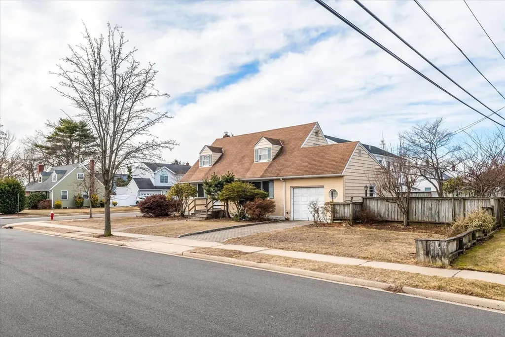 82 Manor Street Plainview NY 11803