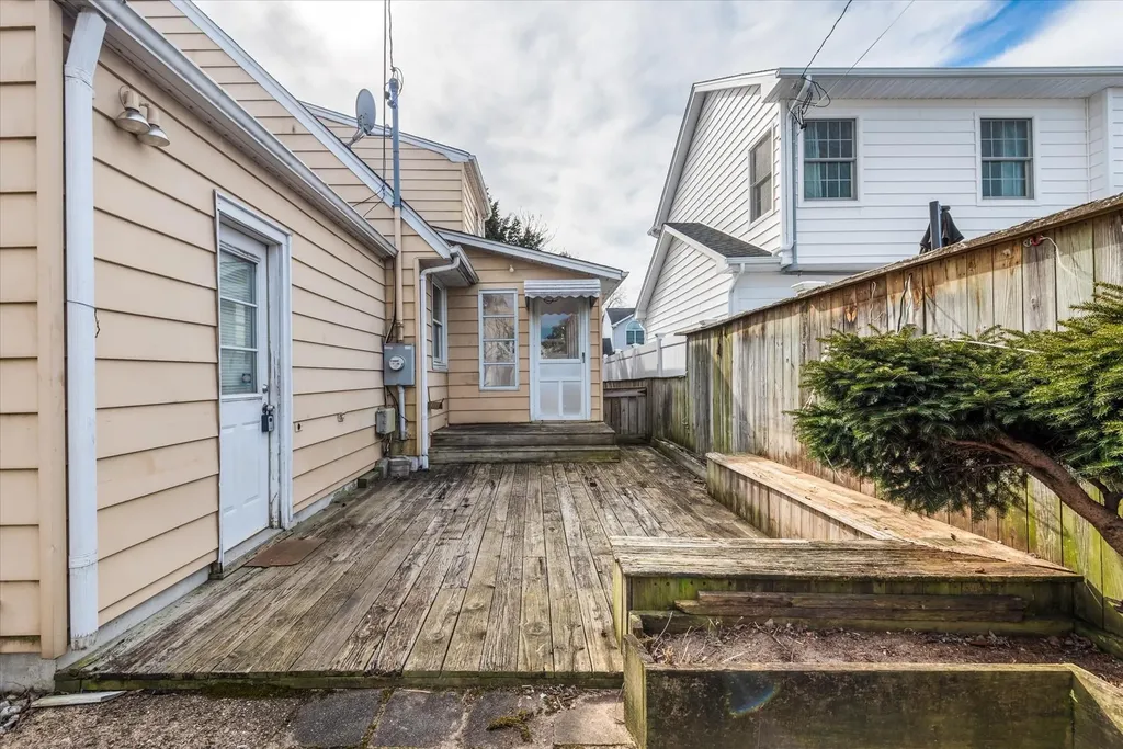 82 Manor Street Plainview NY 11803