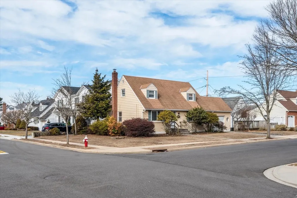 82 Manor Street Plainview NY 11803