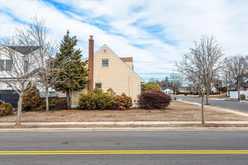 82 Manor Street Plainview NY 11803