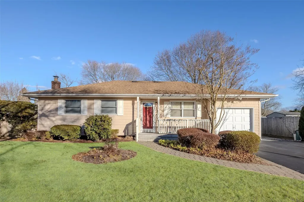 27 Tupper Avenue Medford NY 11763