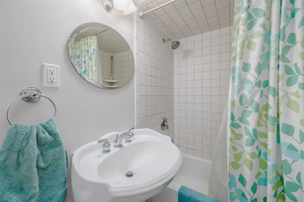 27 Tupper Avenue Medford NY 11763