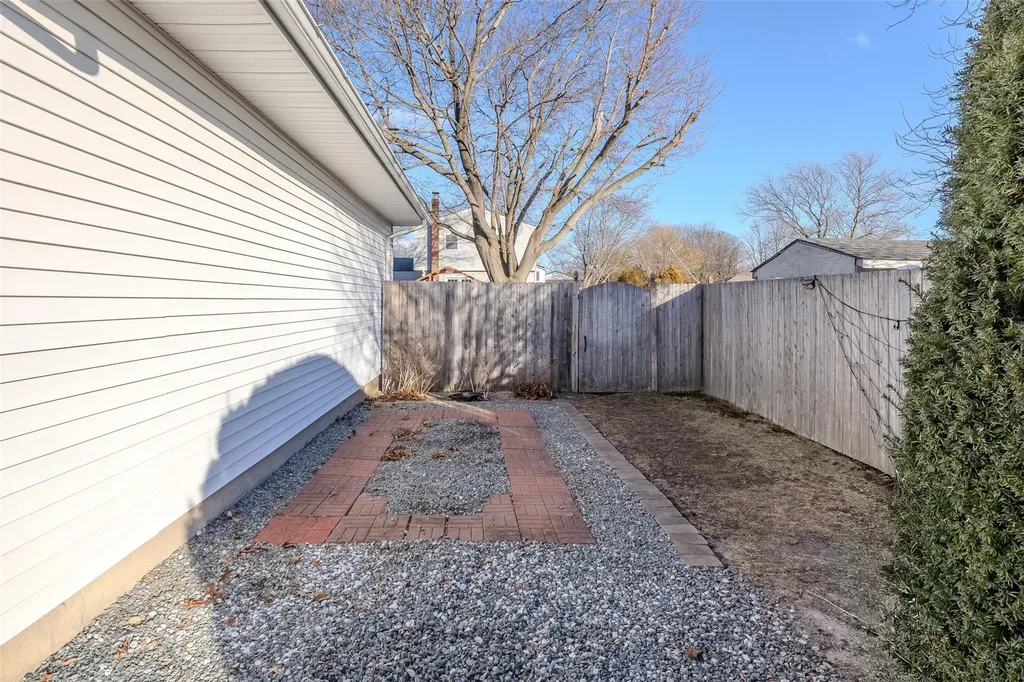 27 Tupper Avenue Medford NY 11763