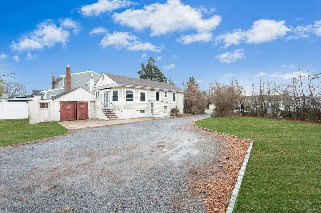 27 Mapleton Avenue Brookhaven NY 11738