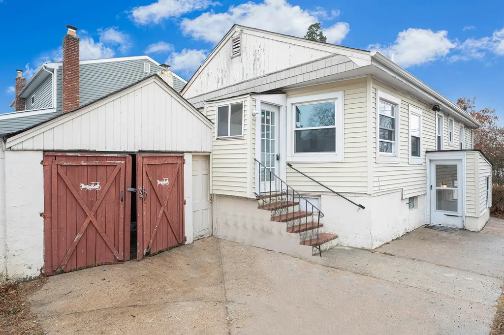 27 Mapleton Avenue Farmingville NY 11738