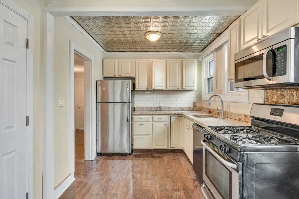 27 Mapleton Avenue Farmingville NY 11738