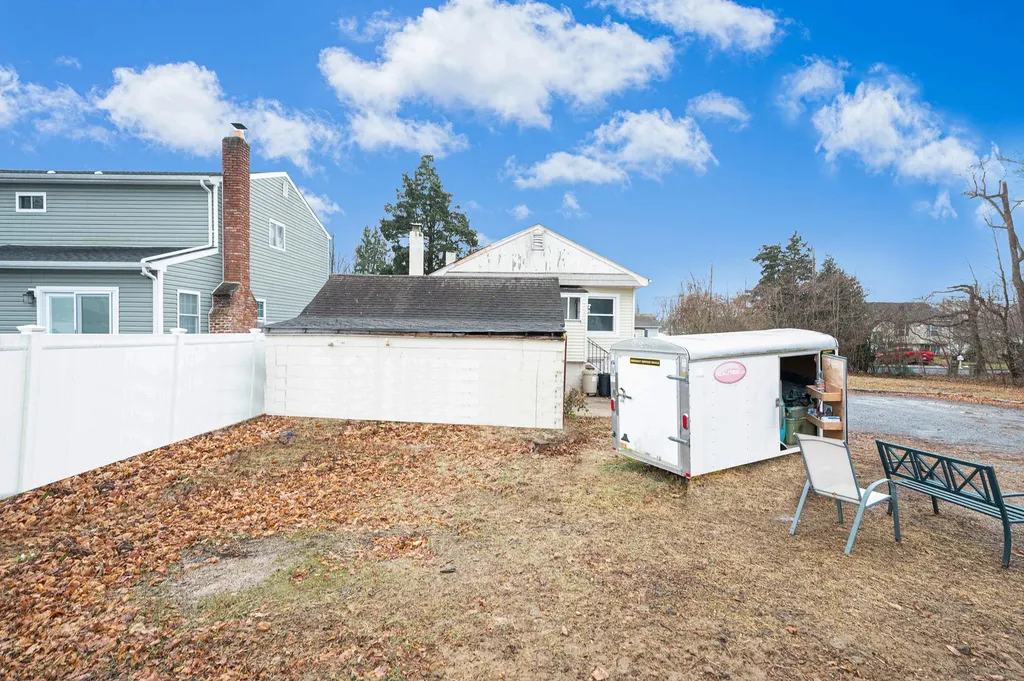 27 Mapleton Avenue Farmingville NY 11738