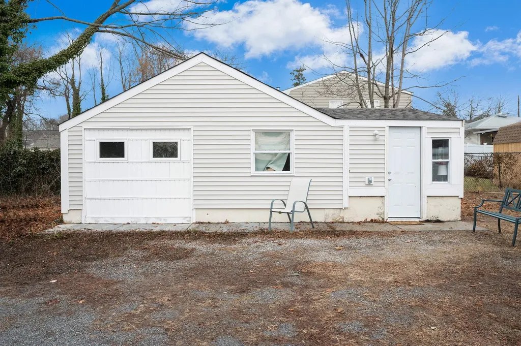 27 Mapleton Avenue Farmingville NY 11738