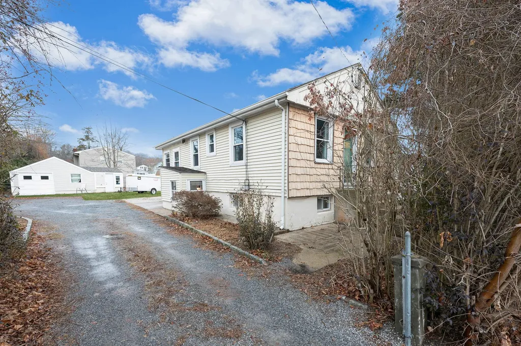 27 Mapleton Avenue Farmingville NY 11738