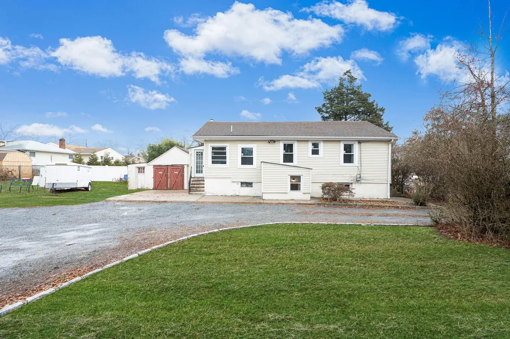27 Mapleton Avenue Farmingville NY 11738