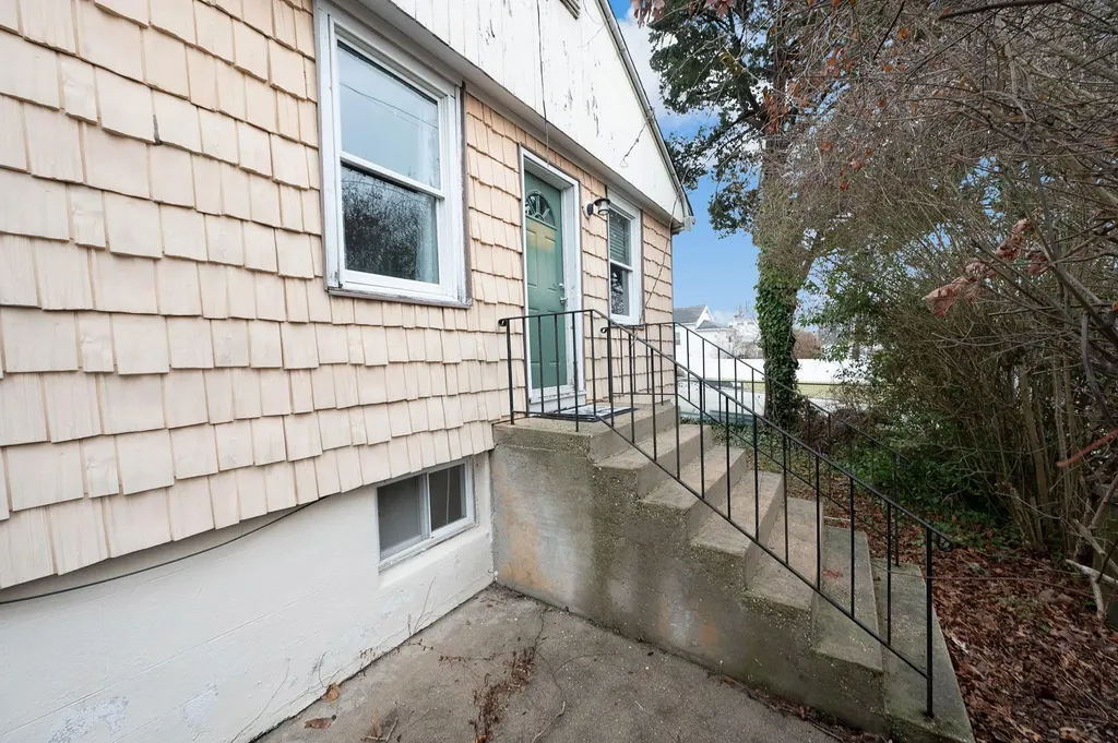 27 Mapleton Avenue Farmingville NY 11738