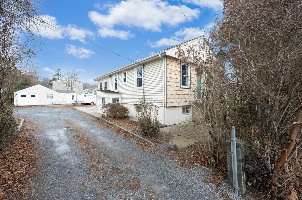 27 Mapleton Avenue Farmingville NY 11738
