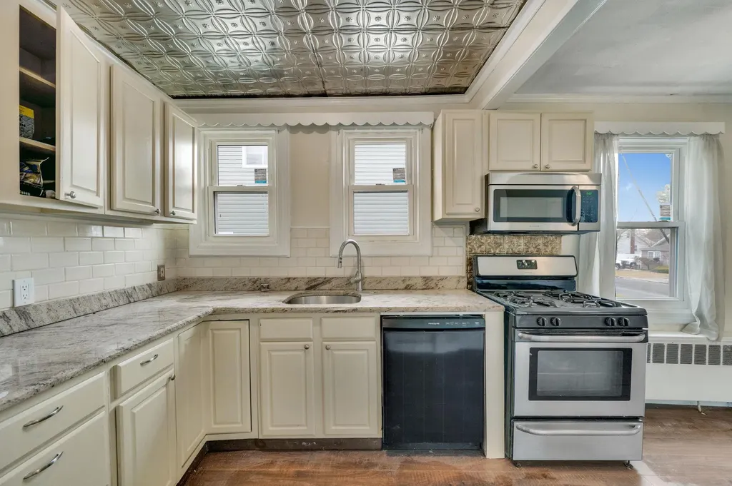 27 Mapleton Avenue Farmingville NY 11738