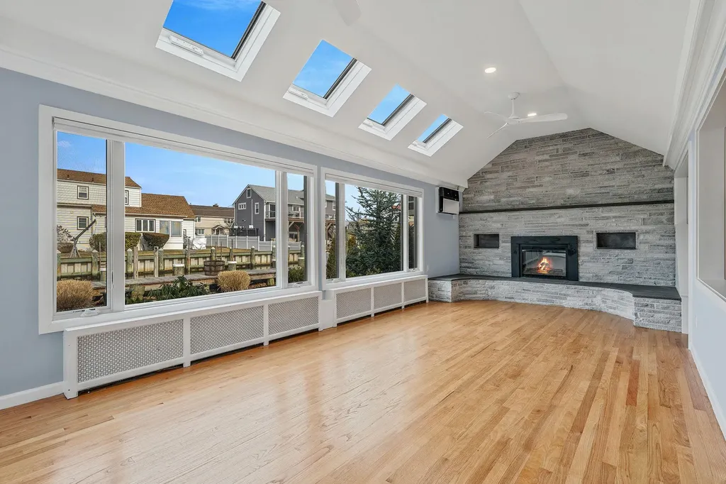 68 West 3rd Street Freeport NY 11520