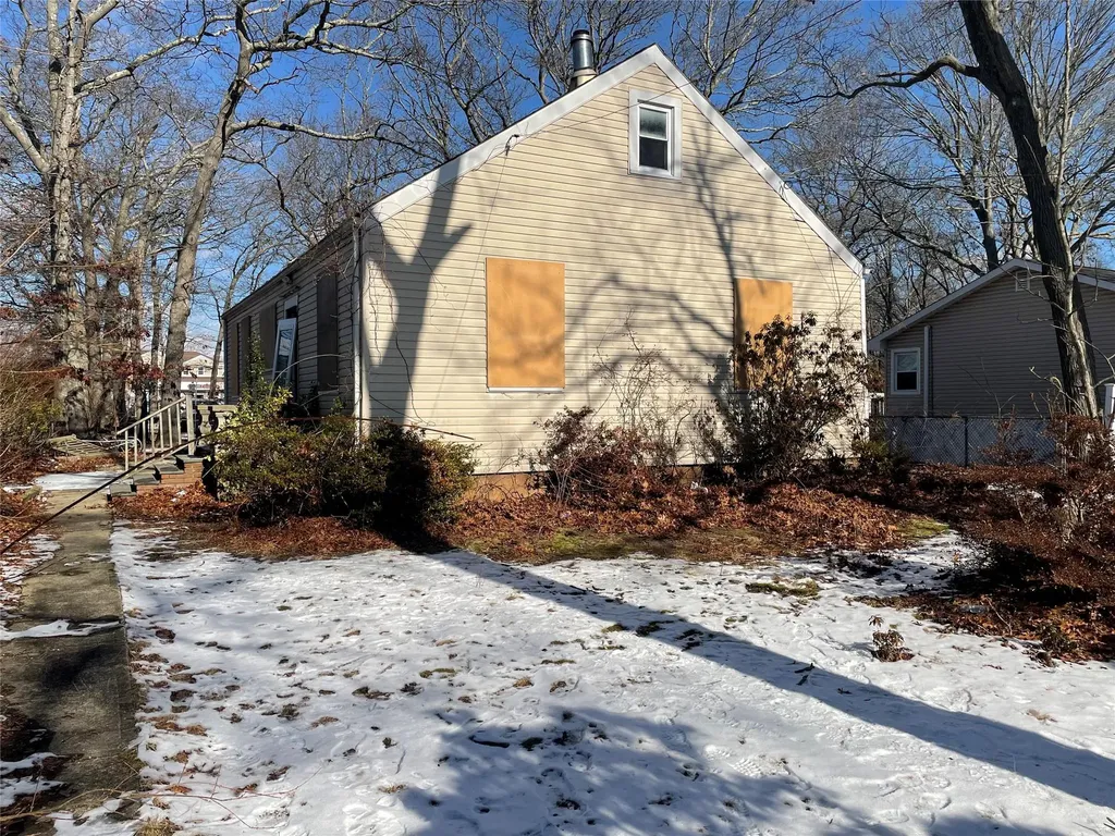 16 Clinton Avenue Mastic NY 11950