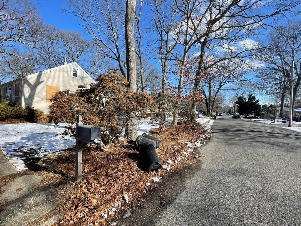16 Clinton Avenue Mastic NY 11950